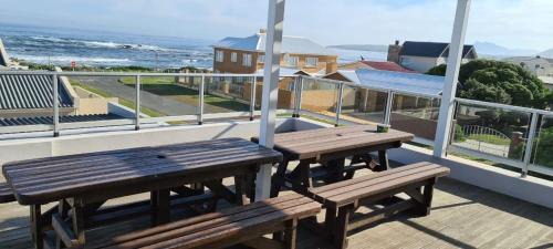 Sandbaai House | Oceanfront Holiday House in Hermanus, Sandbaai with Views