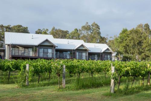Pokolbin Hotel | Oceanfront Hermitage Lodge: 4-Star Gem with Pool & Dining