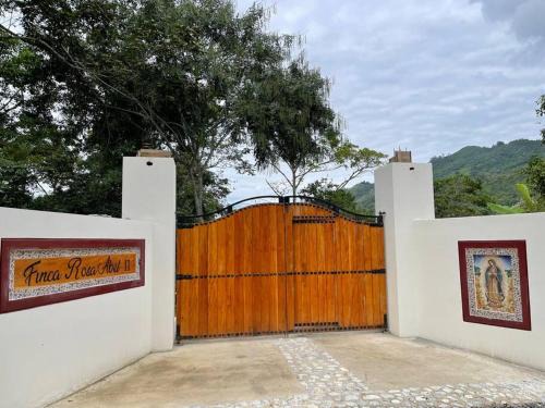 Quebradanegra House | Idyllic Hermosa Cabaña near Villeta with Hot Tub