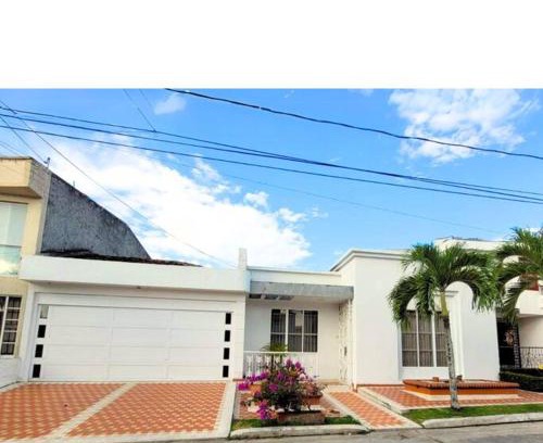 Guadalajara de Buga House | Pet-Friendly Hermosa Casa with Double Garage in Albergue