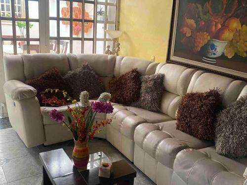 Engativa House | Ideal Stay in Hermosa Casa: Pet & Child Friendly Retreat