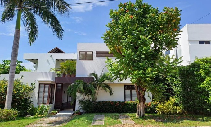 Girardot House | Inviting Home in Giradot: Pet-Friendly with Pool Access