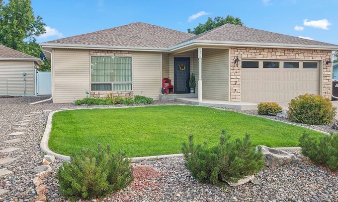 Montrose House | Discover Hermosa Haven: Pet-Friendly Summer Escapes