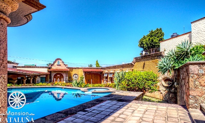 Cuernavaca Villa | Elegant Hermosa Mansión: Pool, Spa & Private Retreat
