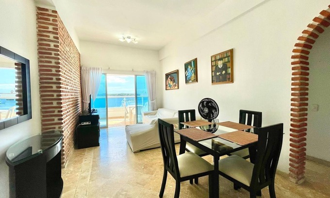 El Laguito Apartment | Seaside Apartment with Balcony and Breakfast Included