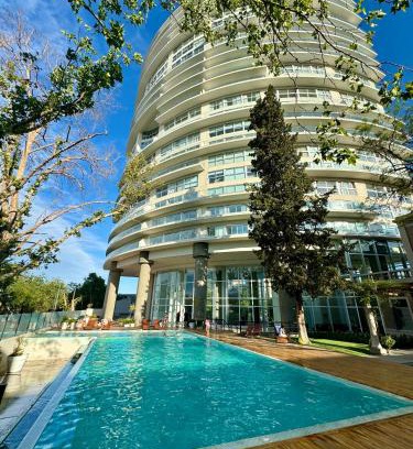 Mendoza City Center Apartment | Elegant Stay at Torre Leloir: 10/10 Rated & Family-Friendly