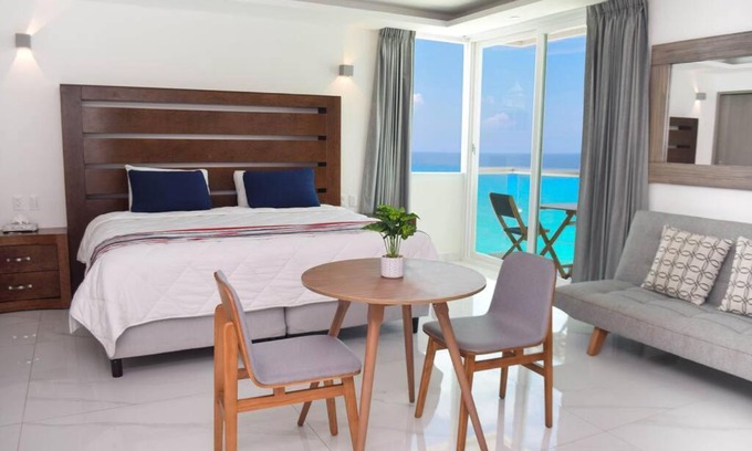 Zona Hotelera Apartment | Oceanfront Studio with Balcony, Gym & Perfect 10 Rating