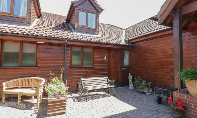 Smallburgh Cottage | Family-Friendly Heron Cottage with Pool in Wayford