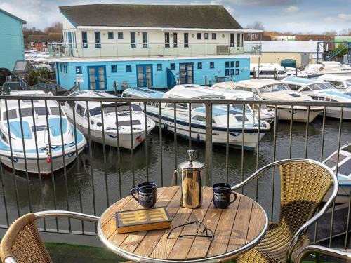 Hoveton House | Discover Heron: Pet-Friendly 4-Star Retreat with Hot Tub