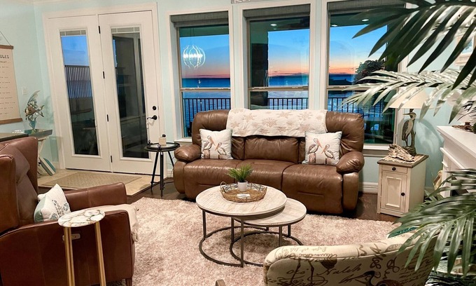 Onalaska Condo | Top-Rated Heron Harbor: Waterfront Retreat with Pool & Beach