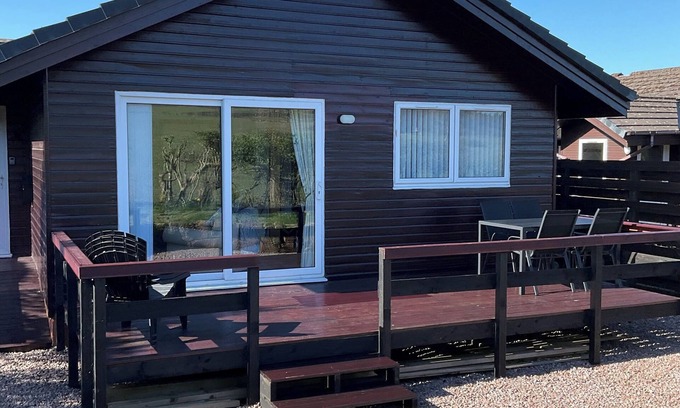 Dumfries Cabin | Heron Lodge: Scenic Retreat by Mabie Forest with Wifi