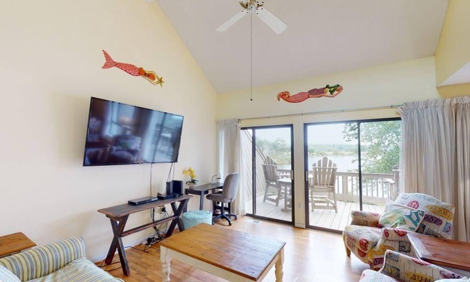 Pawleys Island Villa | Scenic Heron Marsh Escape: Split Level Villa with Lake Views