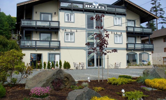 Campbell River Hotel | Relax at Heron's Landing Hotel: Pet-Friendly Oceanfront Retreat