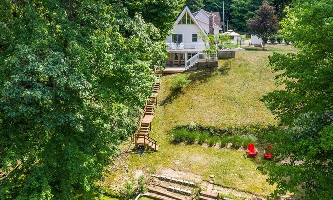 Three Rivers Ski Chalet | Pet-Friendly Heron's Perch: Lakehouse with Private Dock