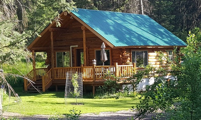 Libby Cabin | Discover Heron's Roost Cabin #2 with Pool & Breakfast