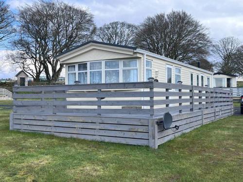 Balminnoch Ski Chalet | Scenic Heron View Holiday Home with Pool & Pet-Friendly Stay