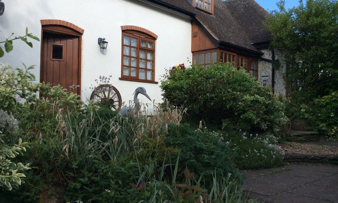 Alcester Apartment | Discover Heron View Riverside Retreat with Spa & Pool