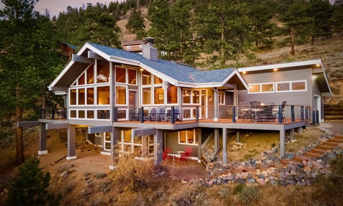 Windcliff Estates House | Herondale Home: Family-Friendly Retreat for Memorable Stays
