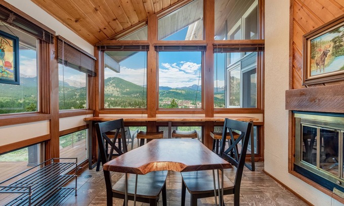 Windcliff Estates House | Ideal Getaway: Herondale Vacation Home with Breakfast & More