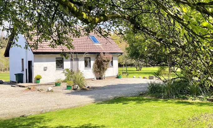 Kilmun Cottage | Pet-Friendly Heronlea Cottage in Picturesque Scotland