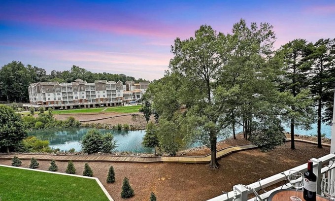 Mount Mourne Apartment | Stylish Herons Perch LakeView with Pool & Accessibility