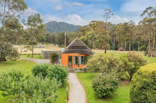 Kettering House | Herons Studio - A Picturesque Couple's Cottage