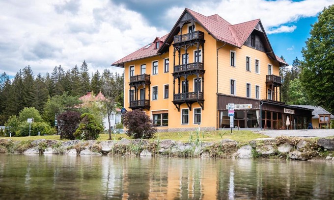 Sankt Sebastian Apartment | Family-Friendly Herrenhaus am Erlaufsee - Pet and Ocean Views