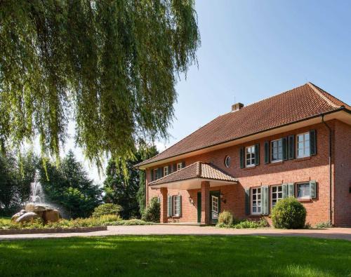 Ankum Hotel | Discover Herrenhaus im Artland: Oceanfront Family Retreat