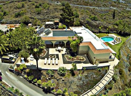 Chio House | Relaxing Ferienhaus in Guía De Isora with Spacious Terrace