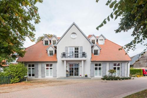 Muritz Apartment | Comfortable Herrenhaus Jürgenshof with Hot Tub & Family Perks