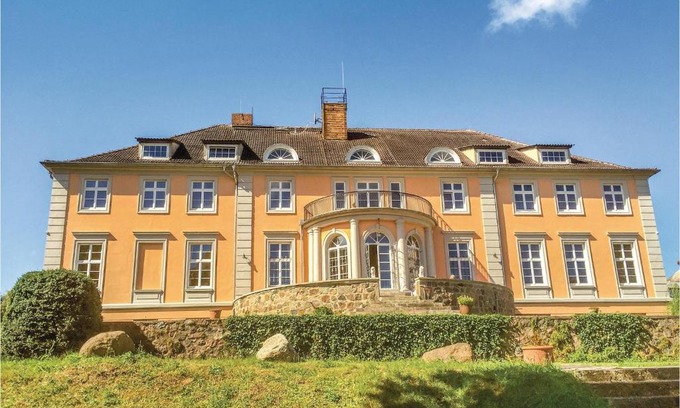 Lubbenow House | Discover Herrenhaus Lbbenow: Family-Friendly with Pool