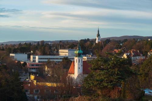 Heiligenstadt Apartment | Stunning Views of Vienna with Family-Friendly Amenities