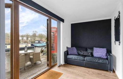 Hertford Apartment | Riverview Retreat: Modern Amenities in Town Centre