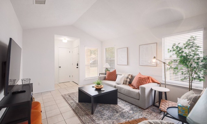 Barrington Oaks Hotel | Hestia: Clean, modern & pet friendly! fast wifi