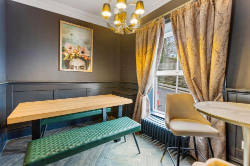 Londonderry House | Discover Hestia House: Family-Friendly with Breakfast Included