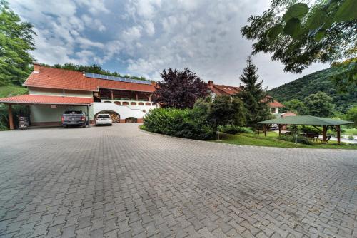 Mecseknadasd House | Experience Hetényi Apartmanház: Top-Rated Family Retreat