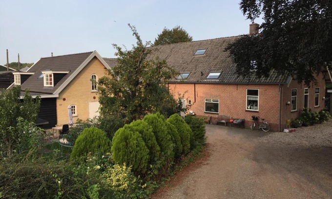 Schuwacht Bed & Breakfast | Discover Het Boenhok Logies: Family-Friendly Retreat