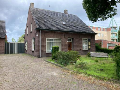 Uden House | Cozy Het Werkhuis: Ideal for Families with Kitchen Access