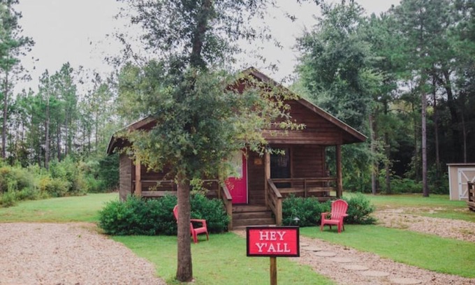 Ellisville Cabin | Discover Hey Y’all: Top-Rated with Spa and Breakfast