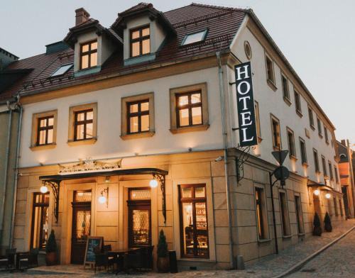 Toszek Hotel | HG Hotel: Family-Friendly Stay with Breakfast Included