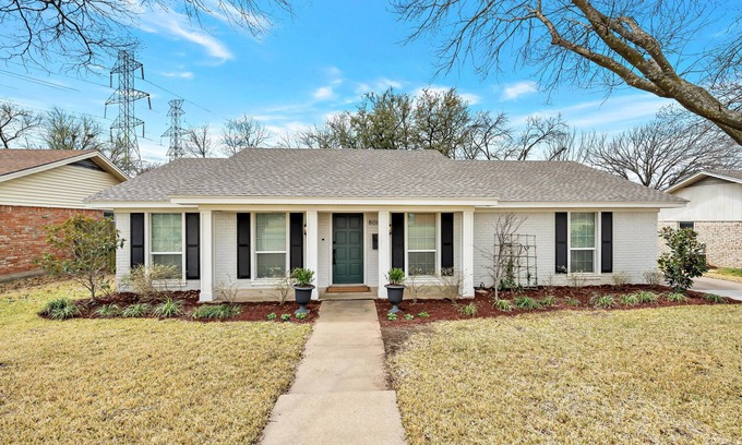 Waco House | Guest Rated 10/10: HGTV's FIXER UPPER "The Plain Jane" with Ocean View