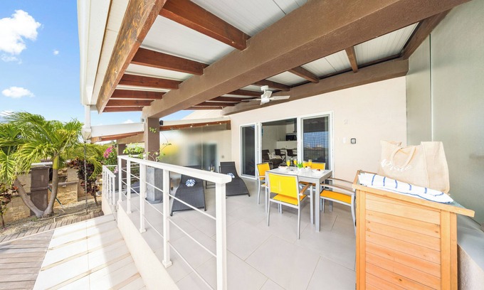 Boegoeroei Apartment | HH2-SLEEPS 4, PRIVATE UNIT, INFINITY POOL, BBQ, HOT TUB AND AMAZING VIEWS