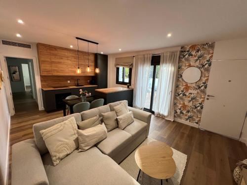El Brillante Apartment | Exceptional HH7 House: 4-Star Poolside Retreat for Families