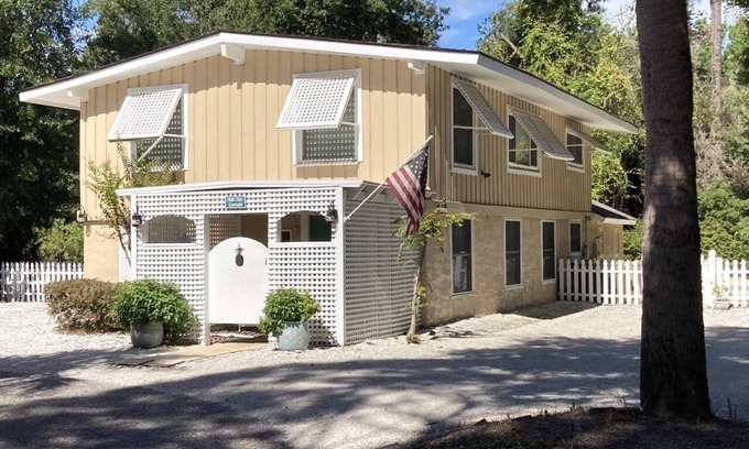 Folly Field Cottage | Beautiful HHI Cottage: Steps to Beach & Private Pool Retreat