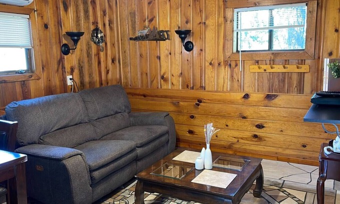 Pinetop-Lakeside Cabin | Cozy HHR Cabin #7: Pet-Friendly Retreat in the Woods