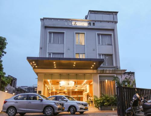 Sarnath Hotel | Discover HHW Buddha Lineage: Family-Friendly Retreat
