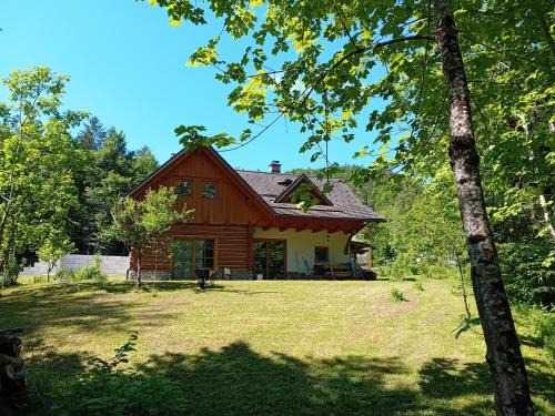 Dobrova-Polhov Gradec House | Hiša Šujica