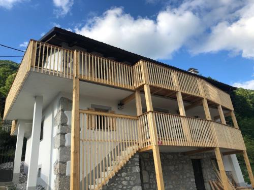 Kobarid Apartment | Family-Friendly Retreat at Hiša Pri Koritu - Apartma Matajur