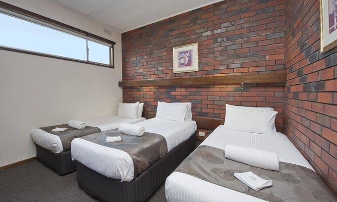 Stawell Hotel | Discover Hi Way Eight Motor Inn: Family-Friendly Retreat
