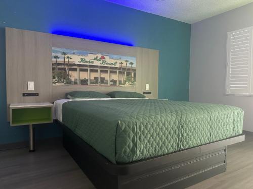 East Pasadena Hotel | Convenient Hi-Way Host Motel with Breakfast & Accessibility